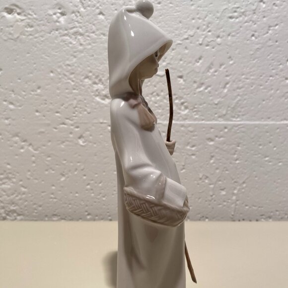 Lladro Shepherdess with Basket Porcelain Figurine - Picture 6 of 11